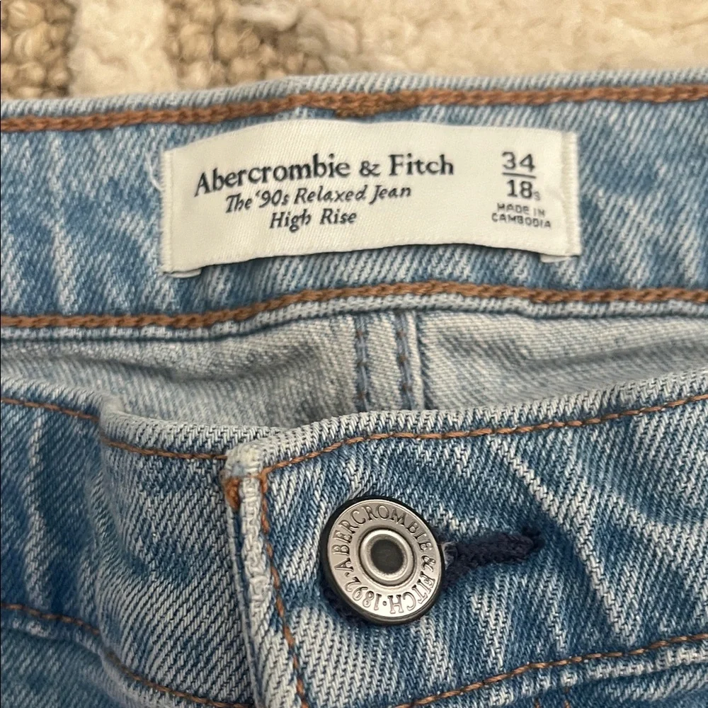Abercrombie and Fitch Women’s High Rise The 90’s Relaxed Jean Size 34/18S nwt - Picture 2 of 4
